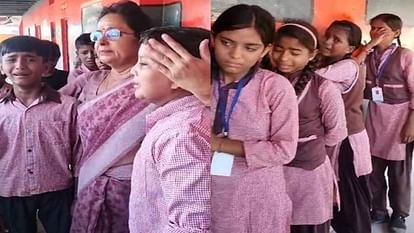 children hugged headmistress and started crying In Mathura when her started leaving school