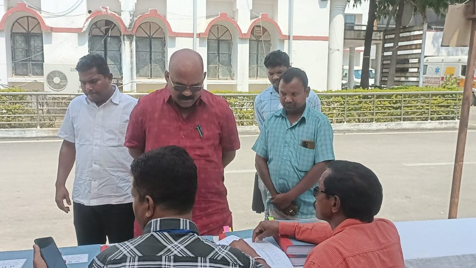 नामांकन फार्म लेने पहुंचे अनूप नाग