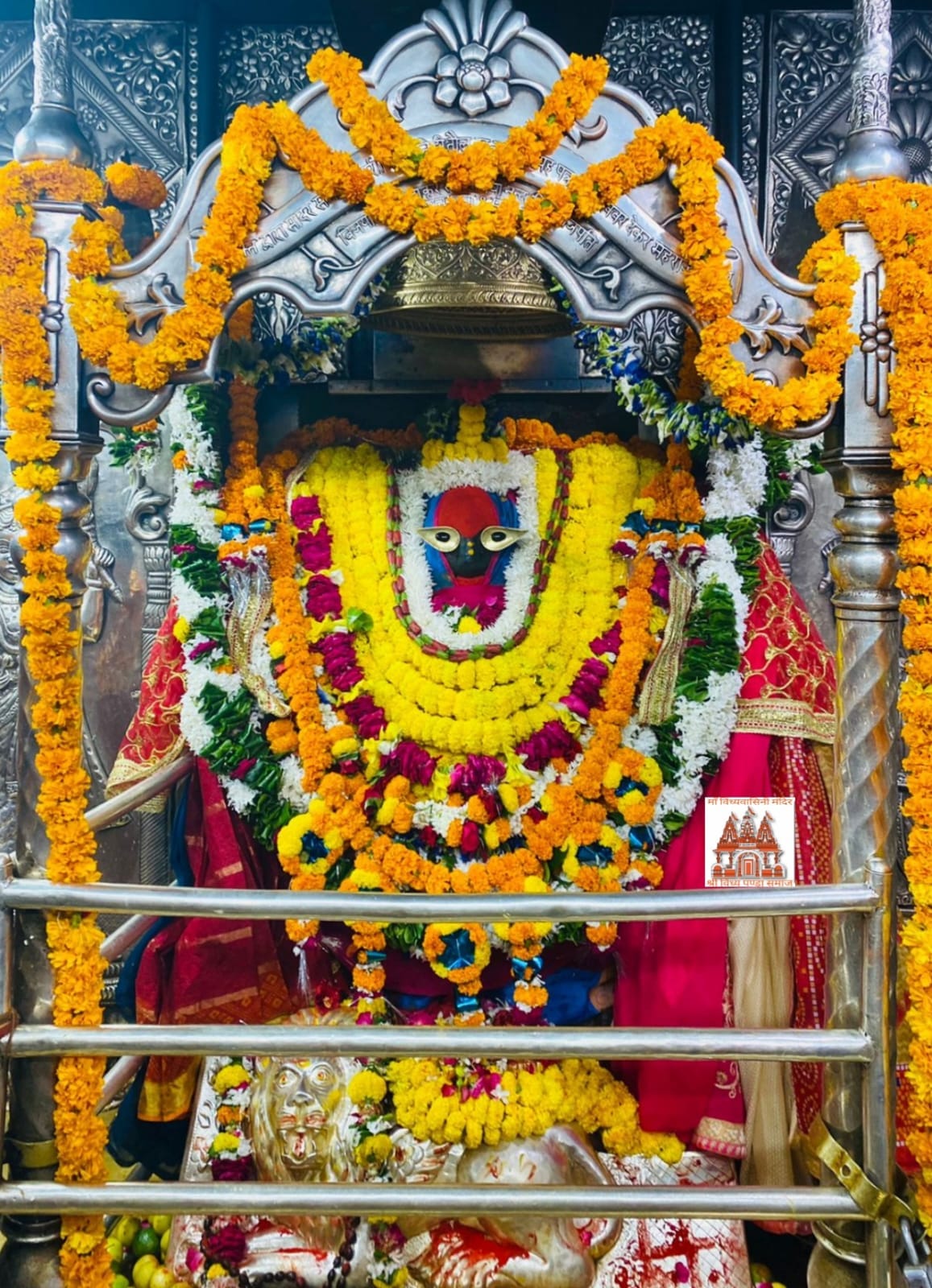 Fourth day of Navratri: Devotees started attending the court of Maa Vindhyavasini since early morning