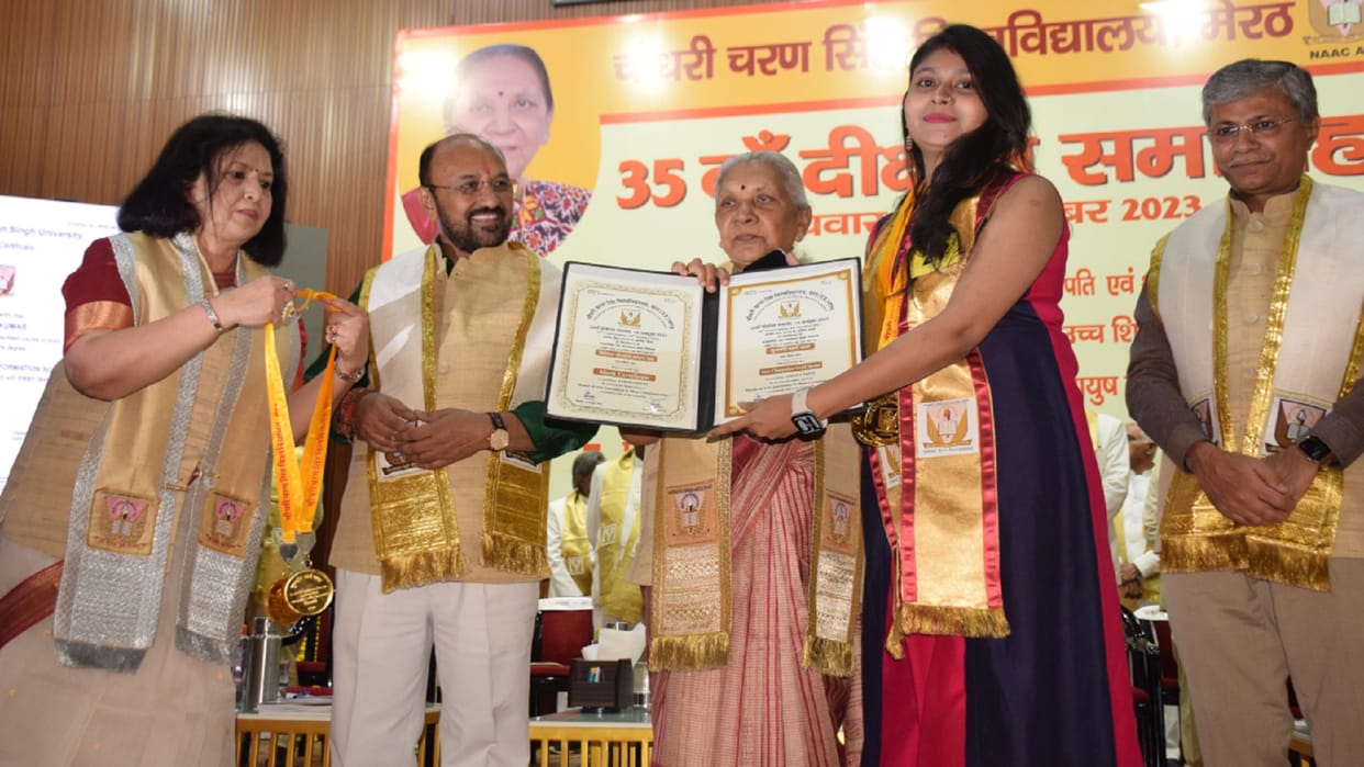 MJMC topper Ameesha Patel has get Atul Maheshwari and Muskaan get Murari Lal Maheshwari gold medal