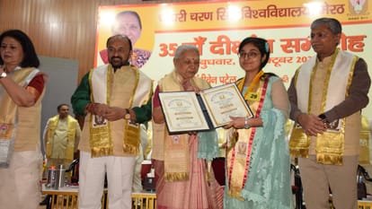 MJMC topper Ameesha Patel has get Atul Maheshwari and Muskaan get Murari Lal Maheshwari gold medal