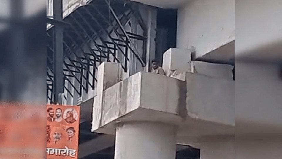Young man climbed on flyover pillar in an intoxicated state