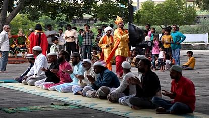 On one side the Chaupai of Manas was being read and on the other side verses were being read