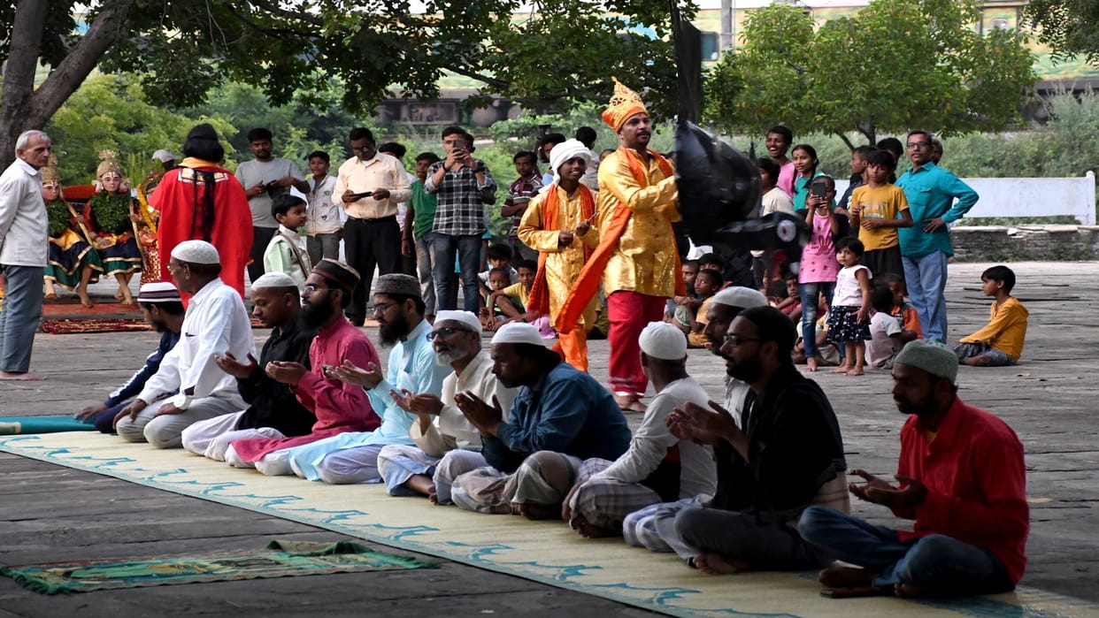 On one side the Chaupai of Manas was being read and on the other side verses were being read