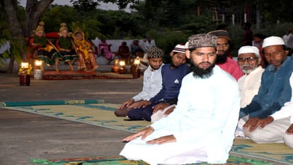 On one side the Chaupai of Manas was being read and on the other side verses were being read