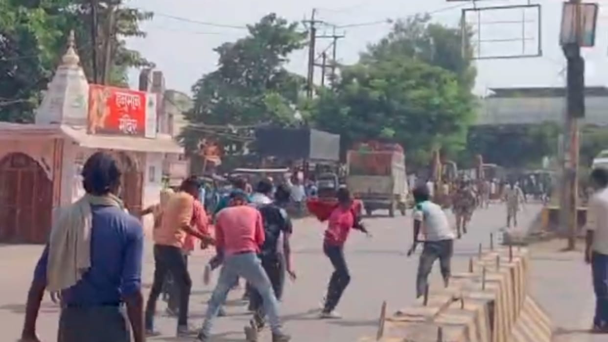Uproar in Rewa: Shop vandalized after attack on laborer, car burnt; Policemen injured in stone pelting