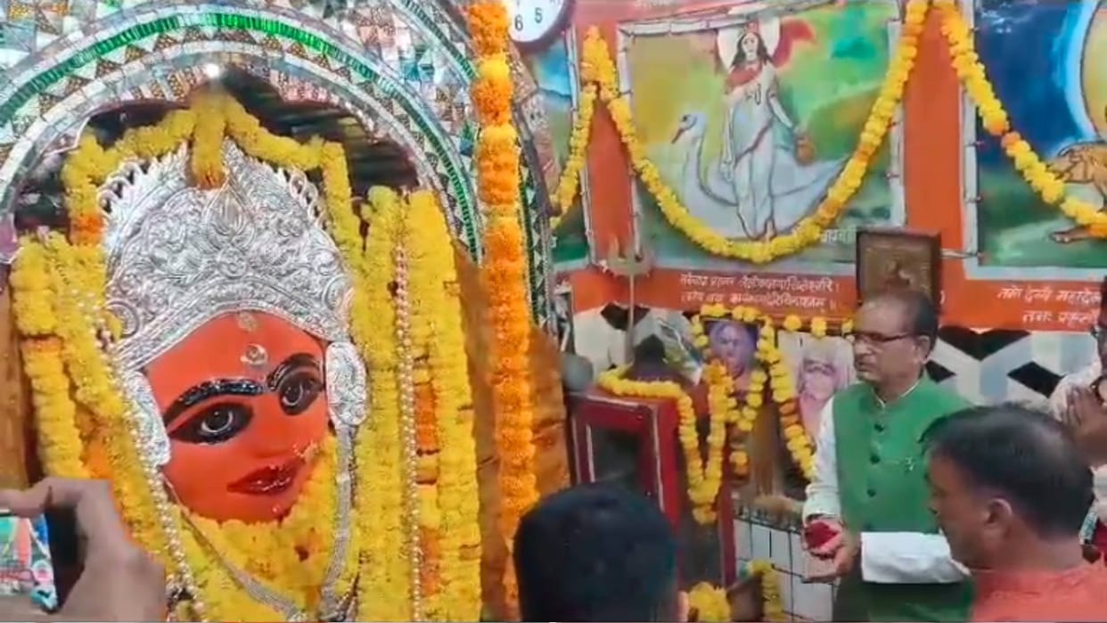 MP Election 2023: CM Shivraj reached Shajapur, did road show after visiting Rajarajeshwari temple