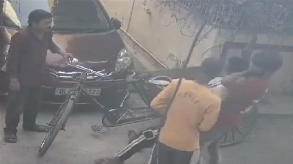 miscreants strangulated a scrap dealer and looted Rs 3200 in Delhi