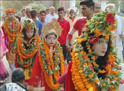 Ramnagar Ki Ramlila: Electric bulbs are used in Ramlila of Ramnagar, female characters also play a role