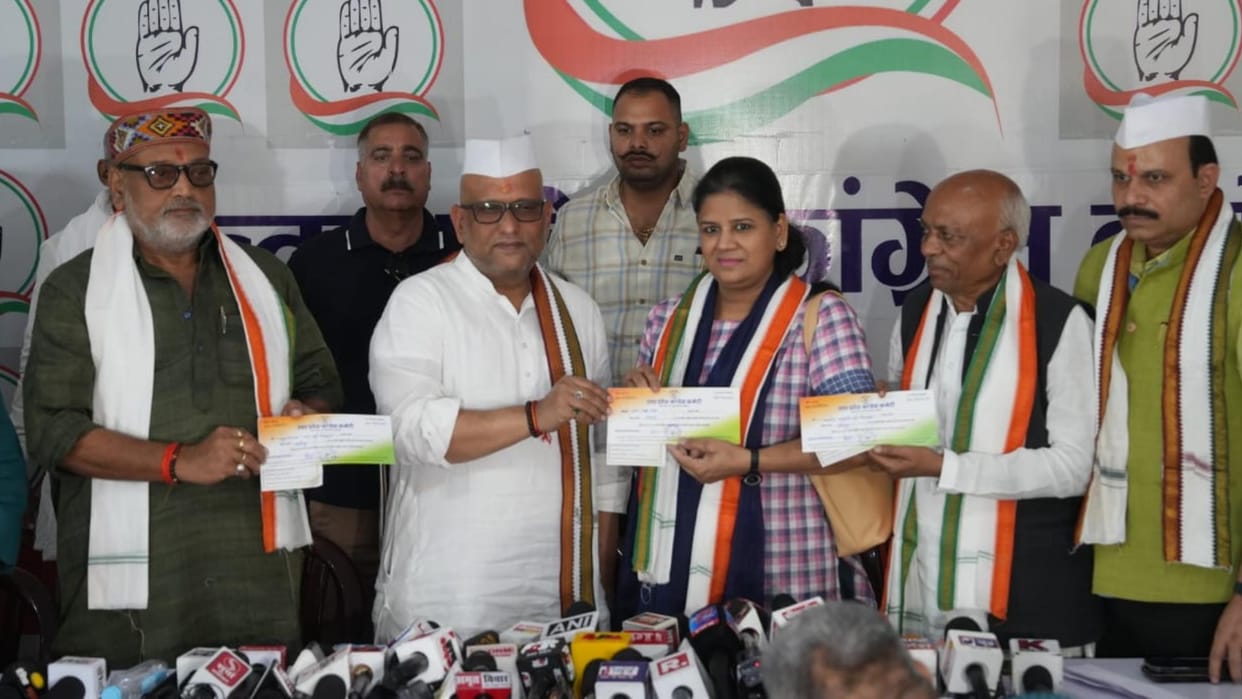 Many former leader of Samajwadi party join Congress.