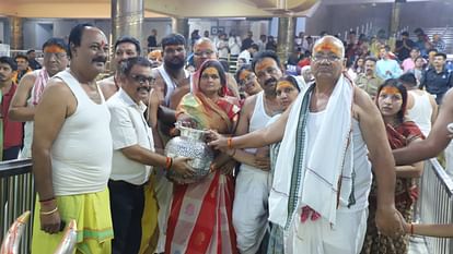 Ujjain: महाकाल के निराले भक्त, उड़ीसा के श्रद्धालु ने चांदी का कलश तो वाराणसी के भक्त ने अर्पित किया मुकुट Ujjain: devotee from Orissa offered a silver urn and a devotee from Varanasi offered a crown to mahakal