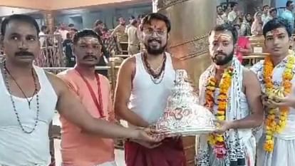 Ujjain: devotee from Orissa offered a silver urn and a devotee from Varanasi offered a crown to mahakal