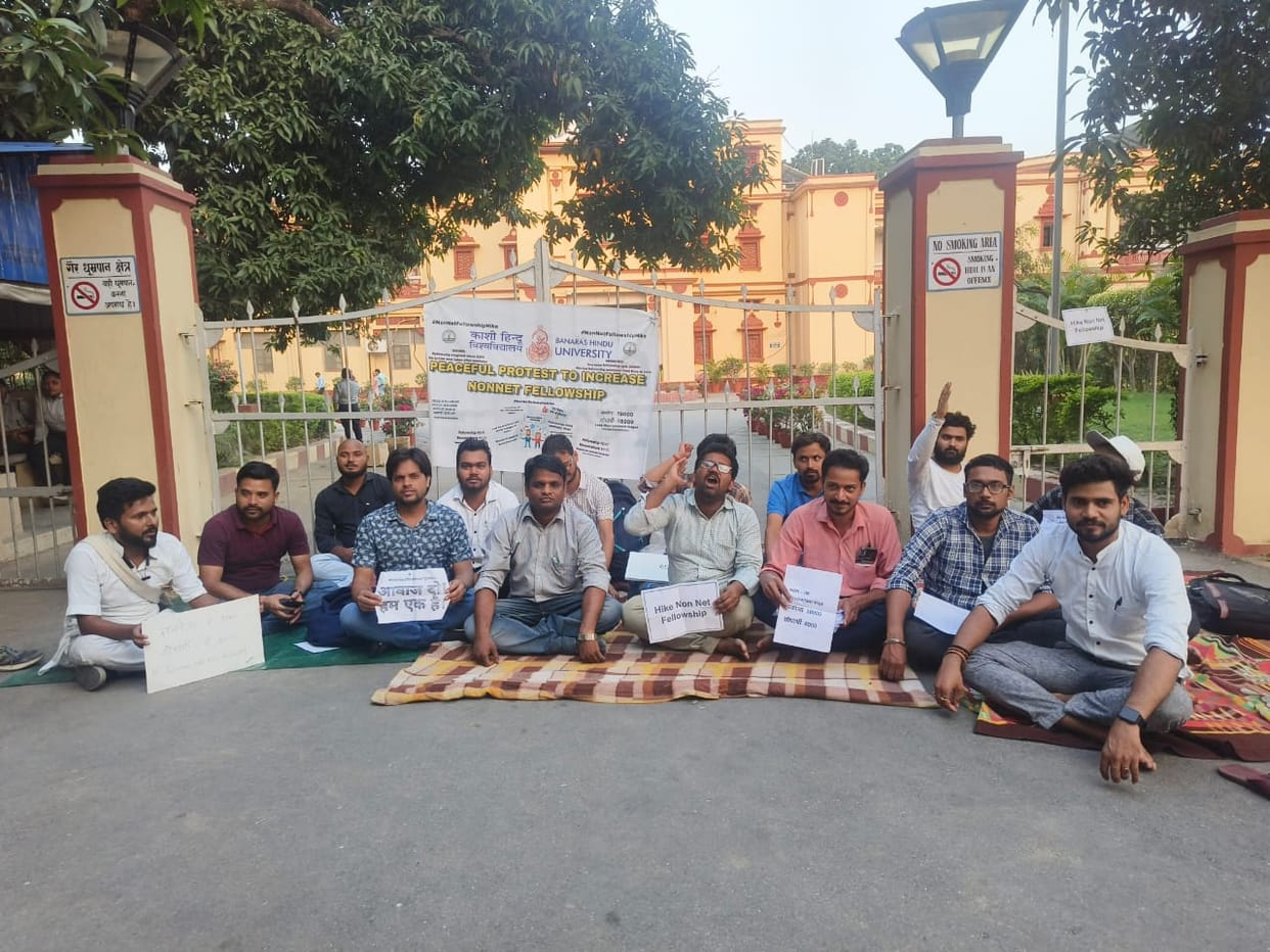 Non NET research students in BHU demanded increase in fellowship  protested for the second consecutive day