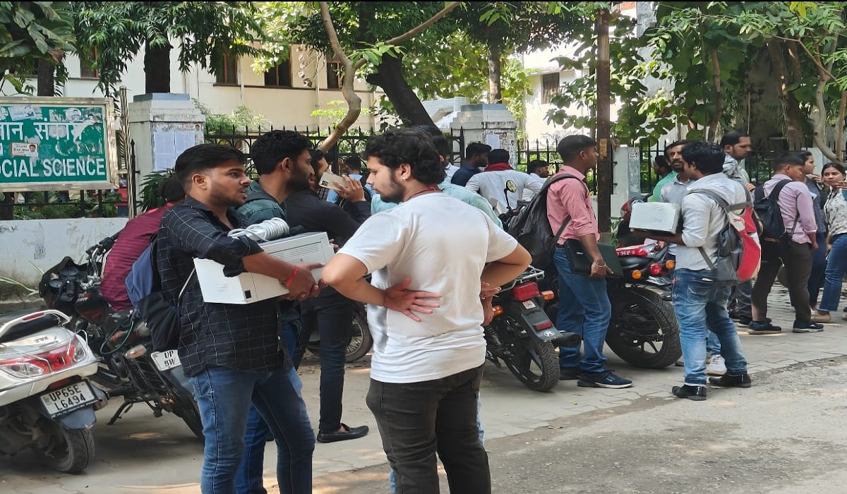 Students stopped counselling in Kashi Vidyapeeth for student union elections and demanded removal of Chief Pro