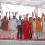 महाकुंभ कार्यक्रम में पहुंचे क्षत्रिय समाज के गणमान्य लोग हाथ उठाकर मंच पर एकजूटता का पद्रर्शन करते।