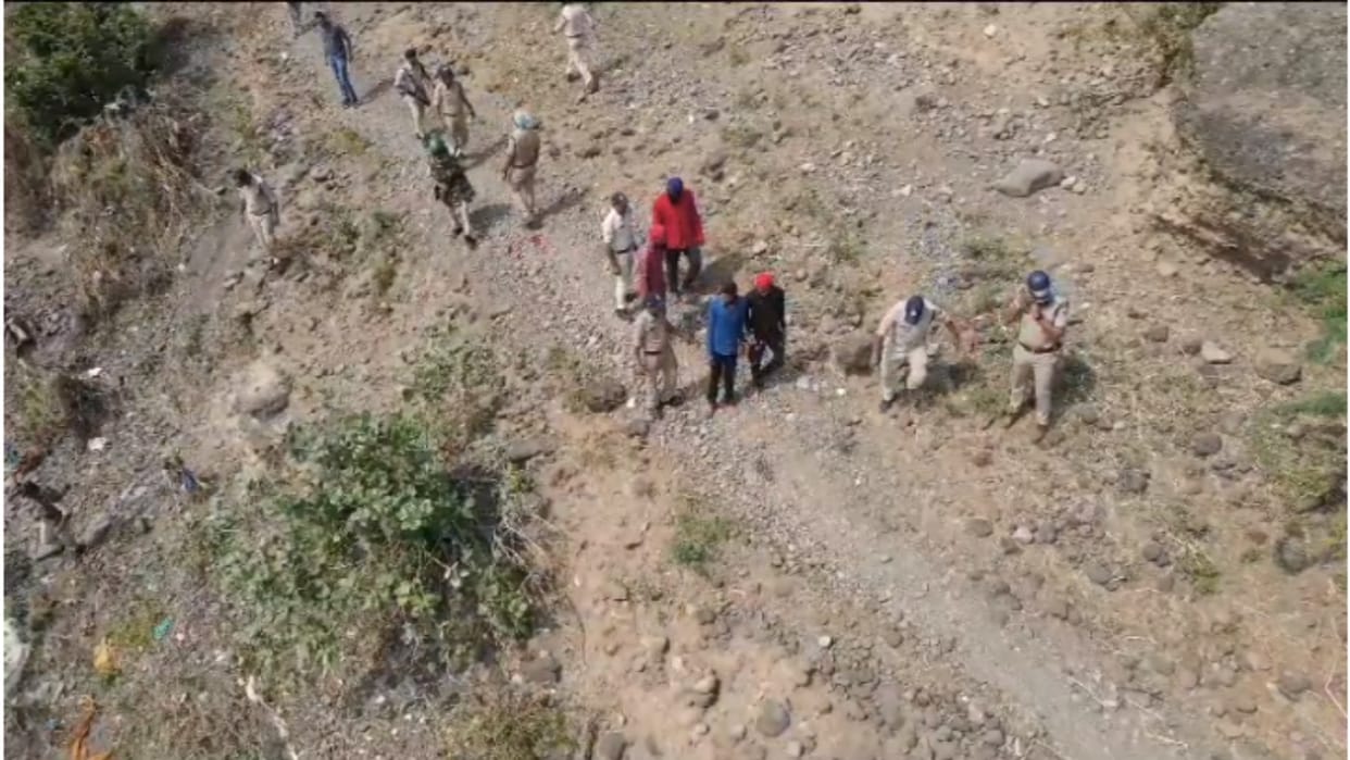 Dhar News: Police caught a cache of illegal weapons, four accused also arrested