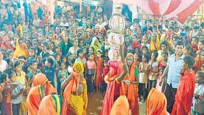 Bihar News: दरभंगा में परंपरागत झिझिया नृत्य को फिर से जीवित करने की कोशिश में जुटे लोग, जानें इसके बारे में Bihar News People are trying to revive the traditional Jhijhiya dance in Darbhanga