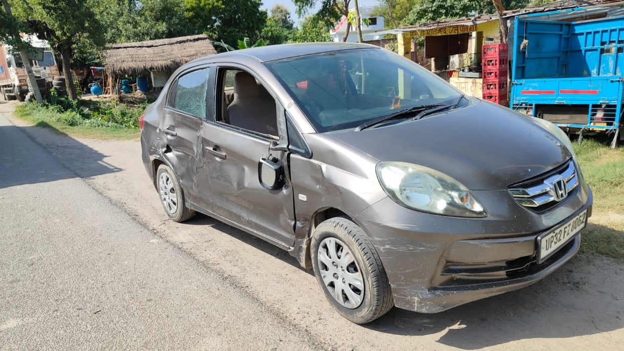 Kaptanganj BDO car meets with accident narrowly escapes