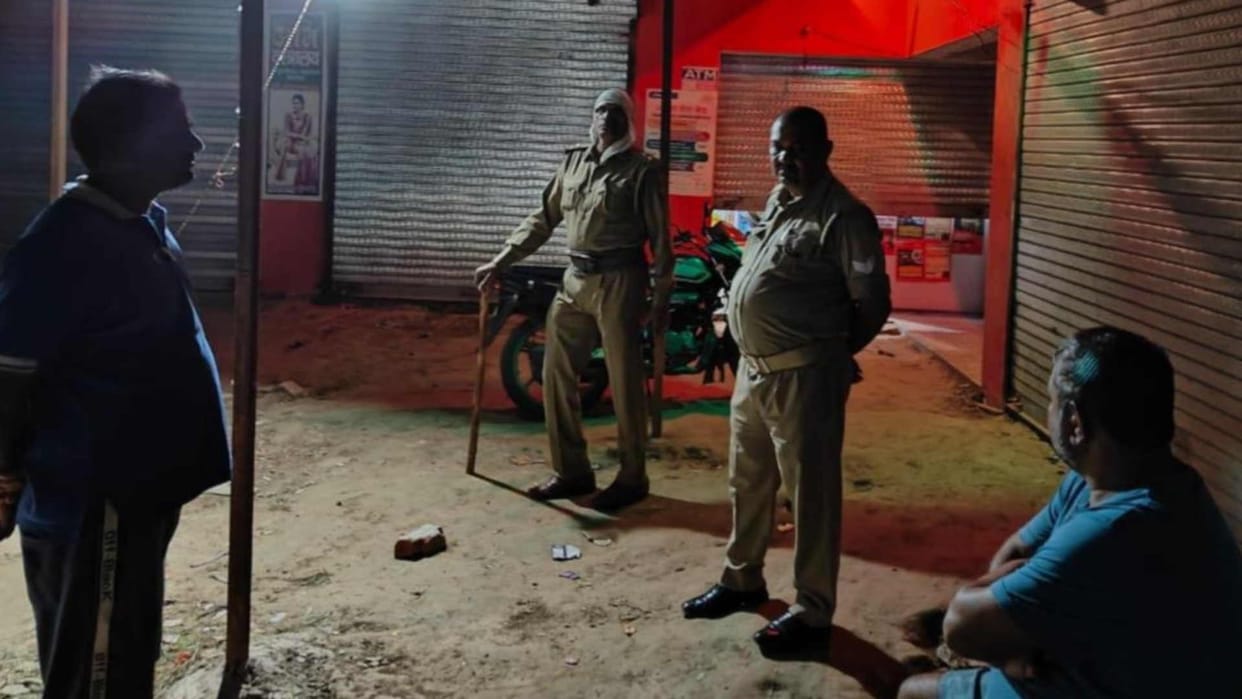 Customer service center operator attacked and looted two lakh rupees