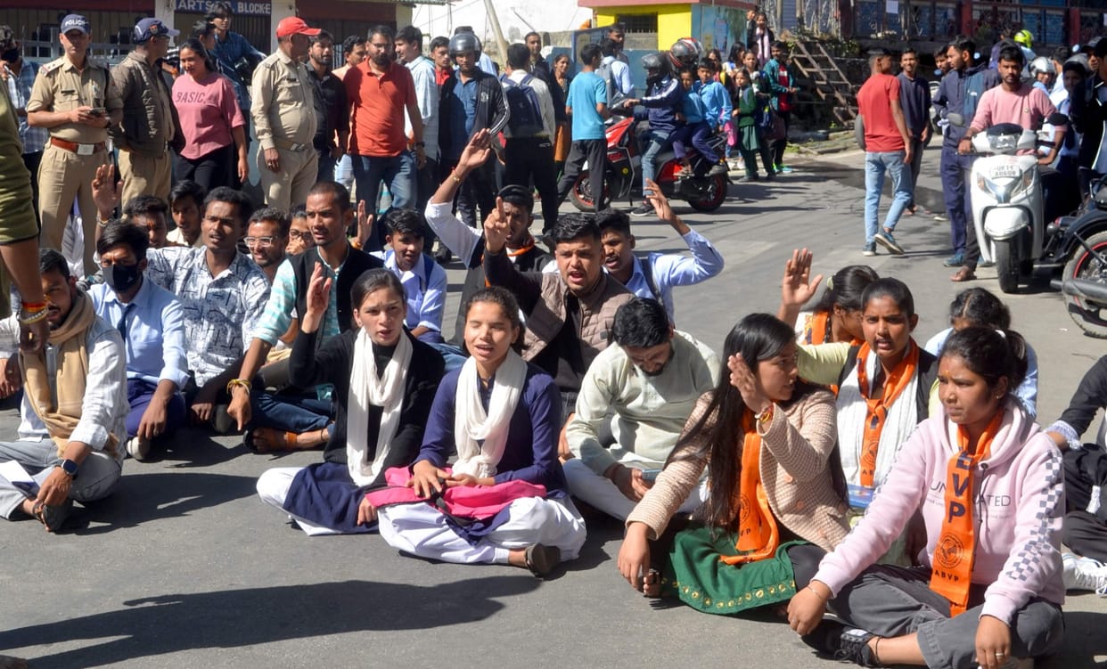 Uttarakhand News ABVP workers blocked Gopeshwar Chamoli highway for three hours