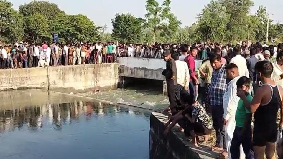 Amroha: Four friends drowned while bathing Madhyaganga canal, people barely saved one, divers searching three