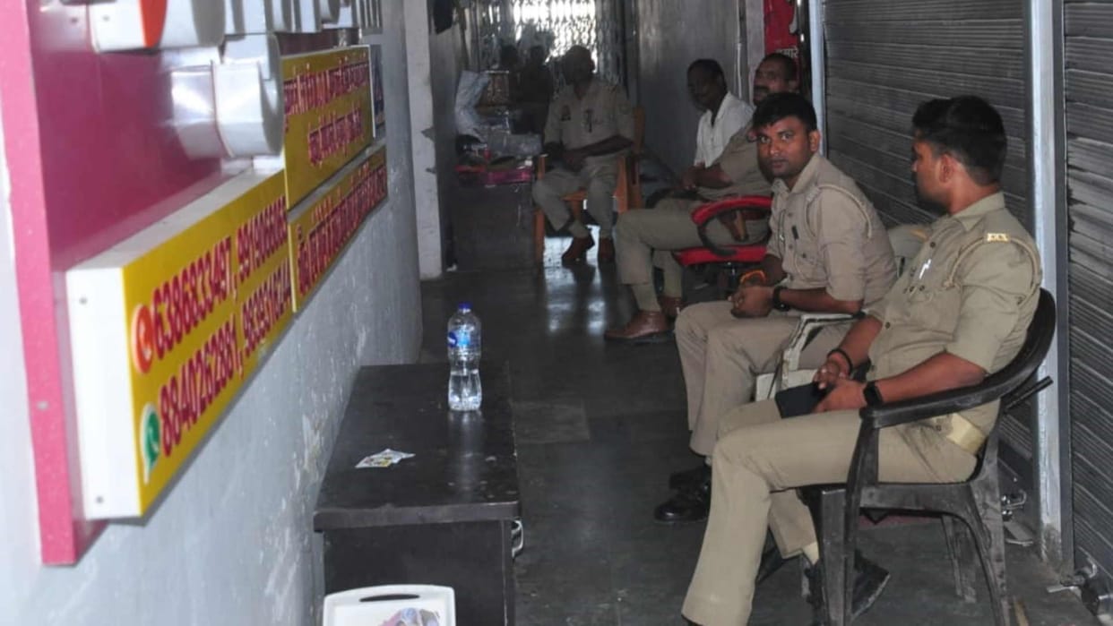 Fear of income tax raid visible in Hindi market, most shops remained closed