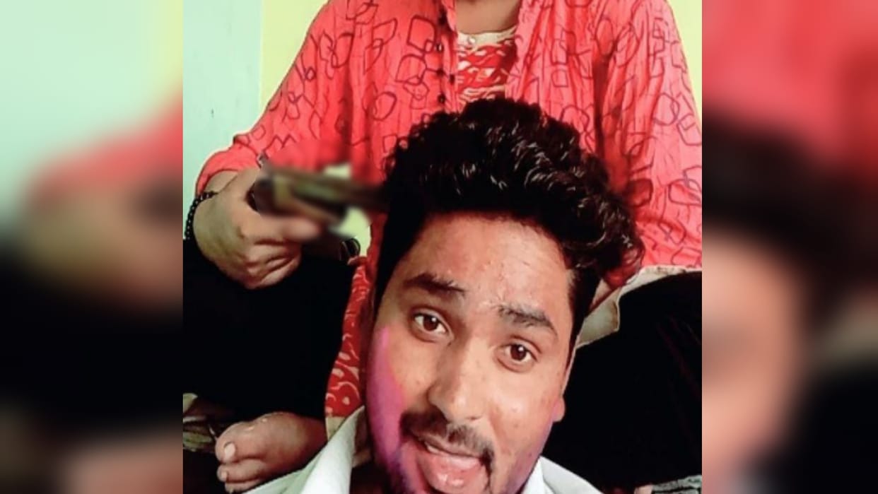 Meerut: Youth posted pictures with weapons on social media, police engaged in investigation