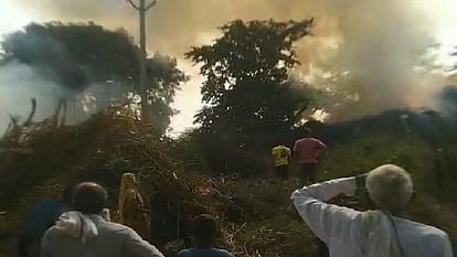 Hathras News: हाई टेंशन लाइन का तार टूटकर खेत में गिरा, साढ़े सात बीघा करब जलकर हुई राख Due to breakage of HT line wire, farmer burnt seven and a half acres of land