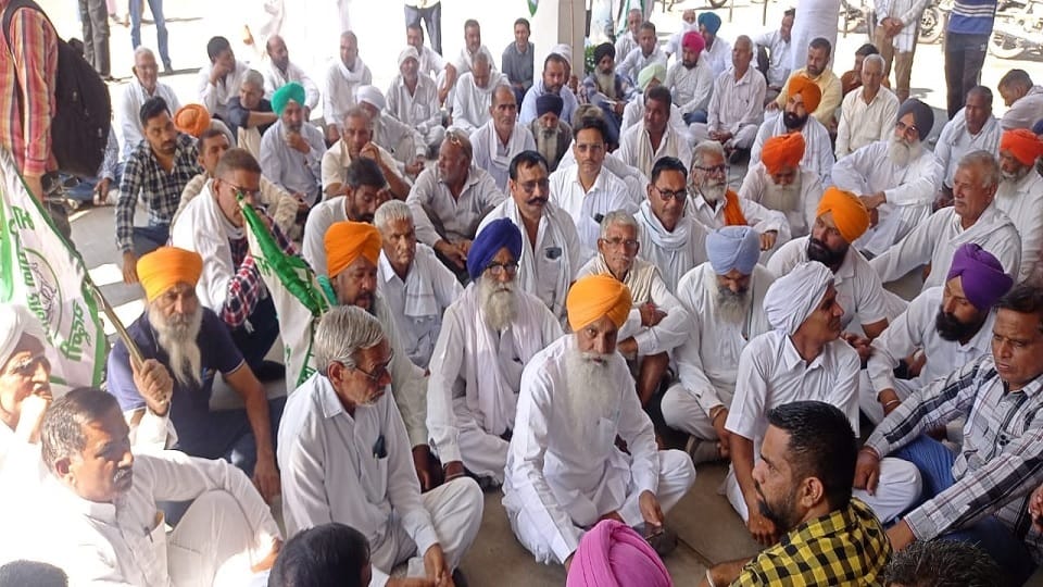 Farmers demand to increase sugarcane rates, Strike at Kurukshetra District Secretariat