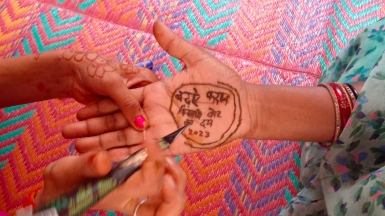 MP Election women wrote with mehndi on their hands - move forward, show the power of voting