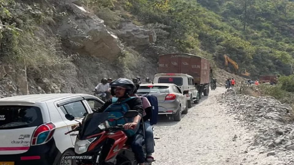 heavy traffic jam due to erosion of the hill near jhula pul garmpani haldwani