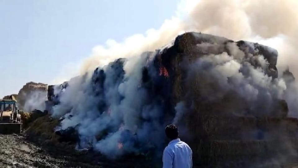 Fire broke out in stubble stock kept in fields in Kurukshetra, four fire brigade vehicles controlled