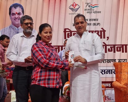 पुरस्कार देते वित्त मंत्री