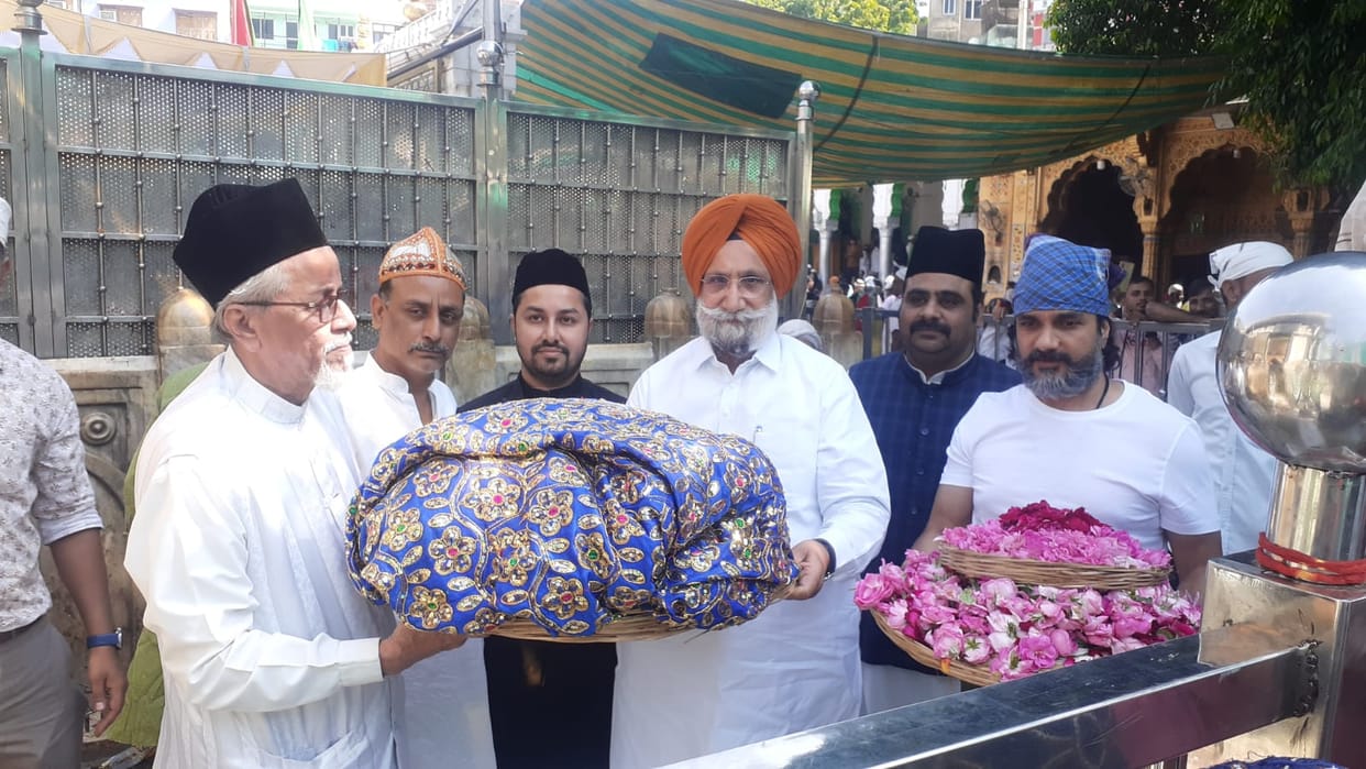 Rajasthan Congress in charge Sukhjinder Randhawa offered chadar at Ajmer Dargah and  visited Brahma temple