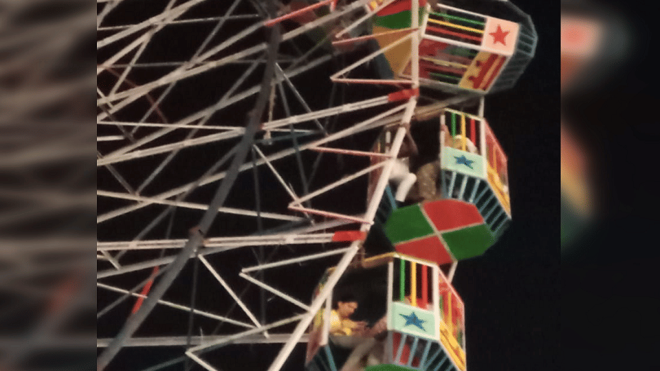 A swing broke in the Ramlila fair in Narela, Delhi.