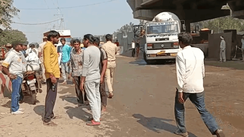 Devotees going to Kalkaji temple hit by uncontrolled truck in faridabad ncr