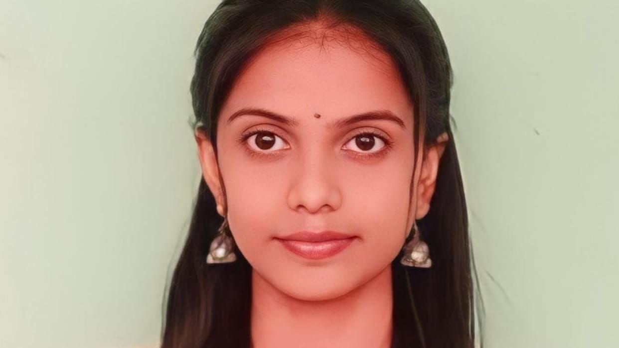 Daily wage laborer daughter won 8 gold medals Bangalore University want be govenment teacher