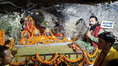 Shardiya Navratri 2023: नवरात्र के चौथे दिन मां कुष्मांडा स्वरूप की हुई पूजा, माता रानी के भजनों पर झूमे भक्त Shardiya Navratri 4th Day Kushmanda Devi Puja Maa Durga bhajan-kirtan Dehradun news in hindi