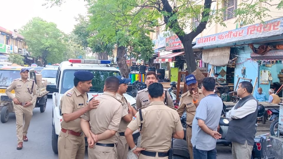 Haridwar Crime news Bike riders Firing on youth in main market and Abscond