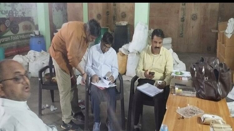 एफएसडीए की टीम का छापा: आंवलखेड़ा में चल रही थी अवैध फैक्टरी, 1925 किलो मसाला जब्त