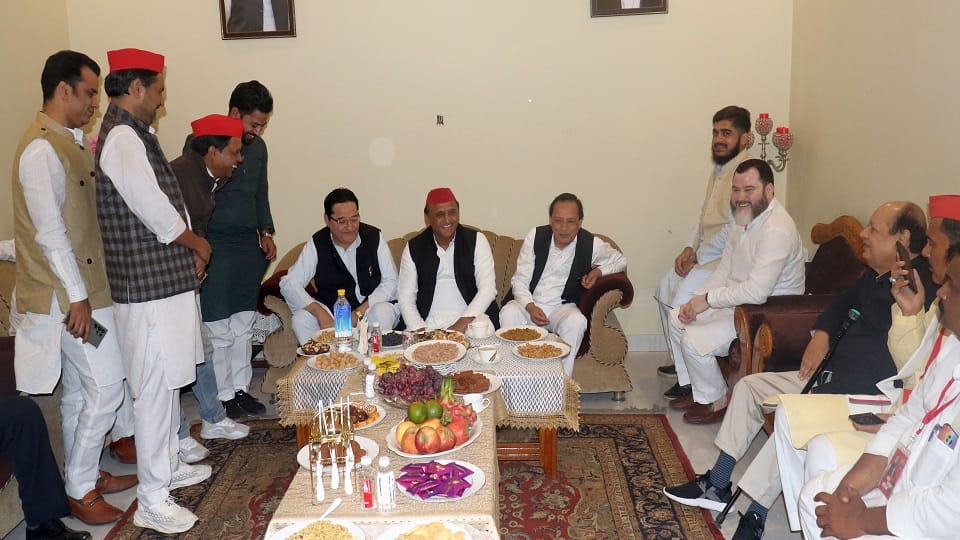 Sp workers take selfie with Akhilesh Yadav in Shahjahanpur
