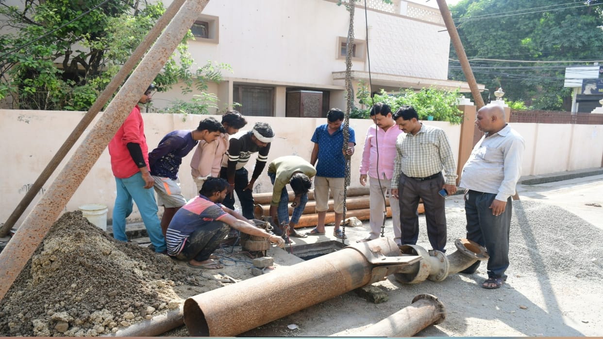 : After finding a fault in the tube well in Tilak Nagar, the team reached Tulsi Park to install a new tube wel