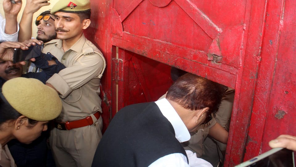 Azam Khan News: Azam registered prisoner number 338 jail, SP leader kept changing sides first night