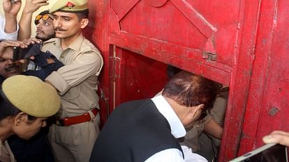 Azam Khan News: रामपुर जेल की बैरक नंबर एक ऐसे गुजरी आजम की रात, कैदी नंबर 338 सपा नेता की नई पहचान Azam Khan News: Azam registered prisoner number 338 jail, SP leader kept changing sides first night