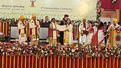 Bihar News : राष्ट्रपति द्रौपदी मुर्मू गया के दीक्षांत समारोह में टॉपर्स को किया सम्मानित Bihar News : Toppers honored in the convocation ceremony of President Draupadi Murmu in Gaya.