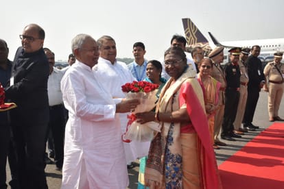 Bihar: गया पहुंची राष्ट्रपति द्रौपदी मुर्मु, इस यूनिवर्सिटी के दीक्षांत समारोह में टॉपर्स को करेंगी सम्मानित President Draupadi Murmu reached Gaya, attended the convocation ceremony of Central University, Bodh Gaya.