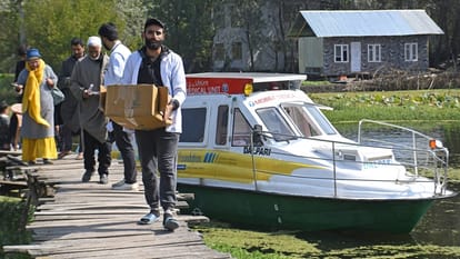 Srinagar: Boat ambulance started in Dal Lake