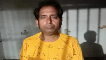 बांसगांव थाने में जालसाजी के आरोप में गिरफ्तार अशोक गोस्वामी।
