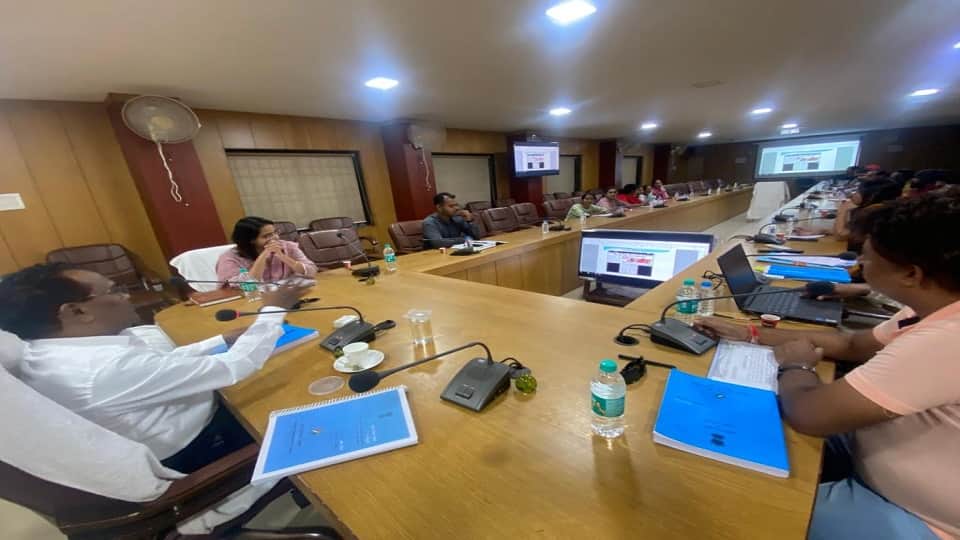 चुनाव को लेकर कलेक्टर ने अधिकारियों की बैठक ली