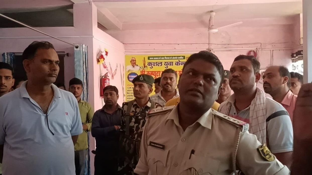 Criminals looted Rs 5 lakh at gunpoint from finance office and ran away in Vaishali